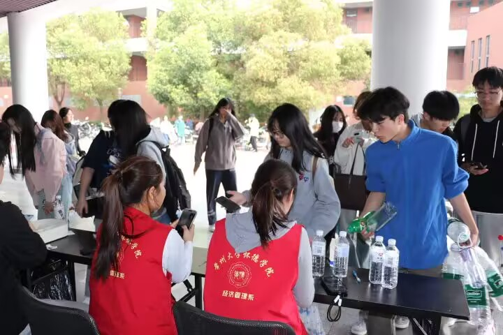 经济管理系积极开展“瓶水相逢，...