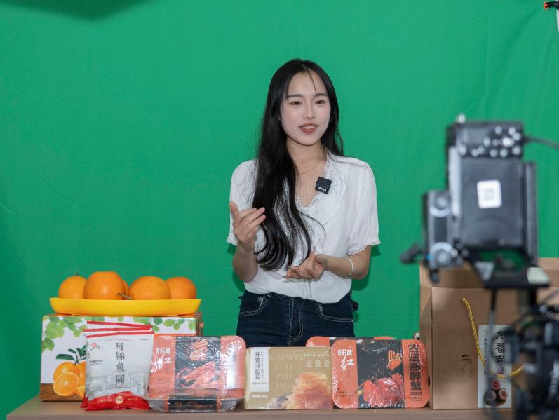 经济管理系学子在泰州市大中专院...