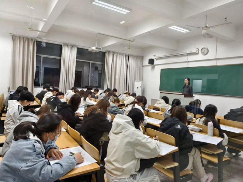 会计系组织2025级新生进行学...