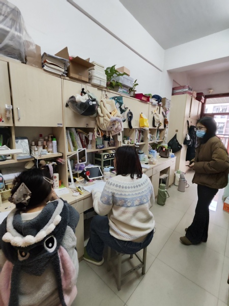 会计系辅导员深入宿舍开展冬季安...