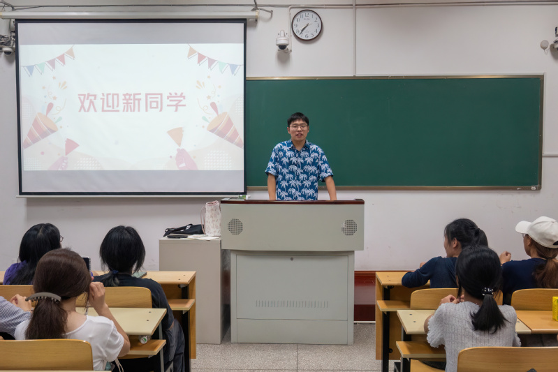 经济管理系开展2025级新生见...