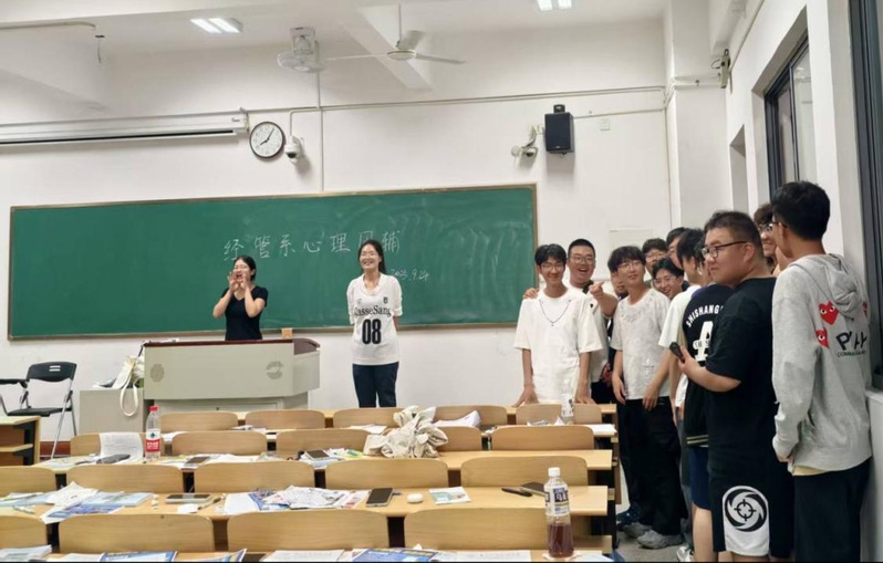 经济管理系开展2025级新生心...