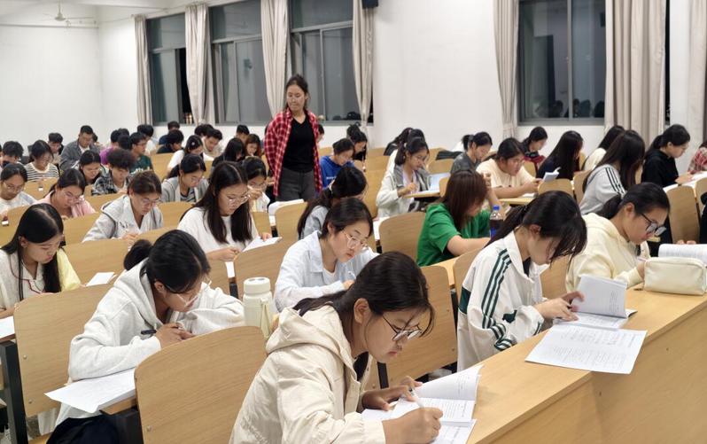 经济管理系组织新生参加学生手册...